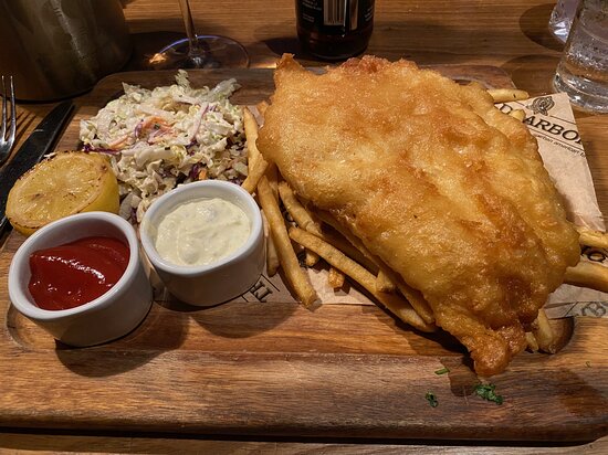 The Dearborn signature dishes Fish and Chips
Dearborn Burger
Midwest Fried Chicken